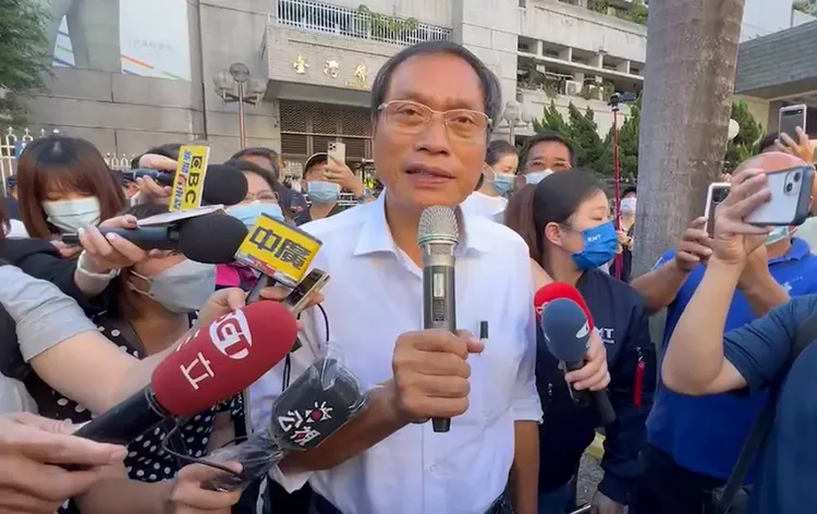 蘇清泉日前到屏東地方法院遞狀要求驗票。資照 讀者提供