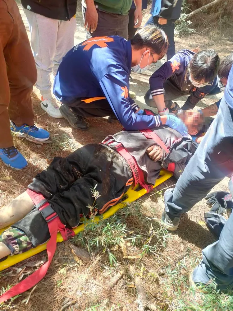 消防人員救出受困民眾。南投縣消防局提供