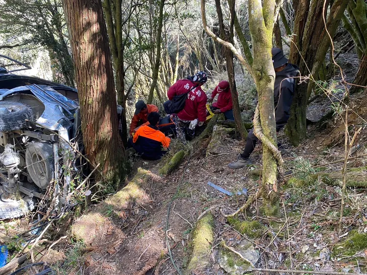 救援人員搶救受困傷者。南投縣消防局提供