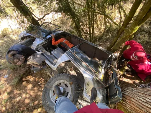 南投郡大林道登山接駁車衝落邊坡側翻 超載釀禍?駕駛命危、7乘客獲救送醫