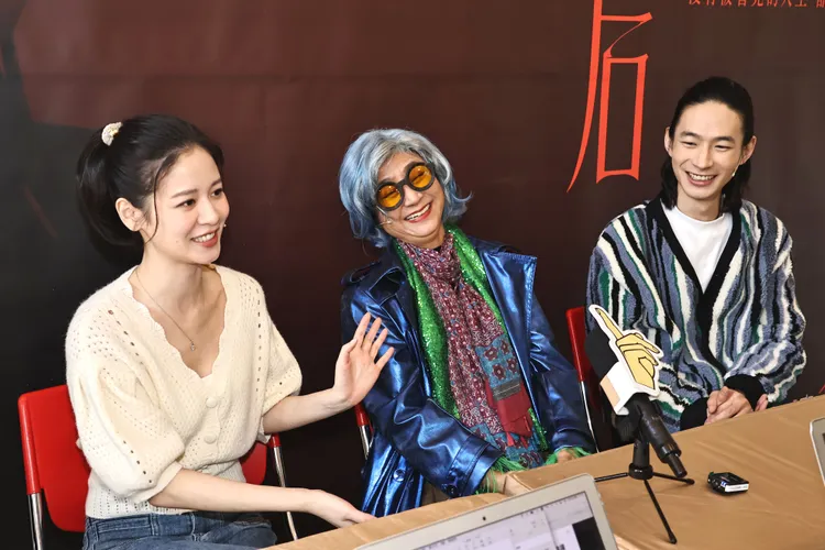 袁子芸（左起）、楊麗音、黃河暢談舞台劇表演趣事。施昂強攝