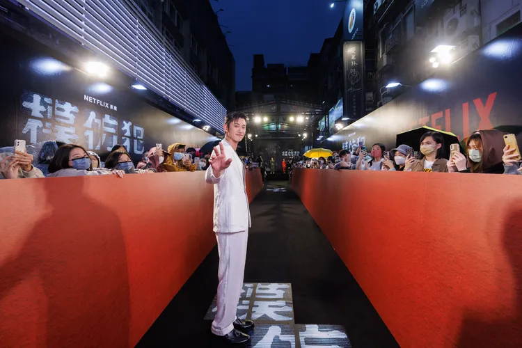 吳慷仁化身白馬王子。Netflix提供