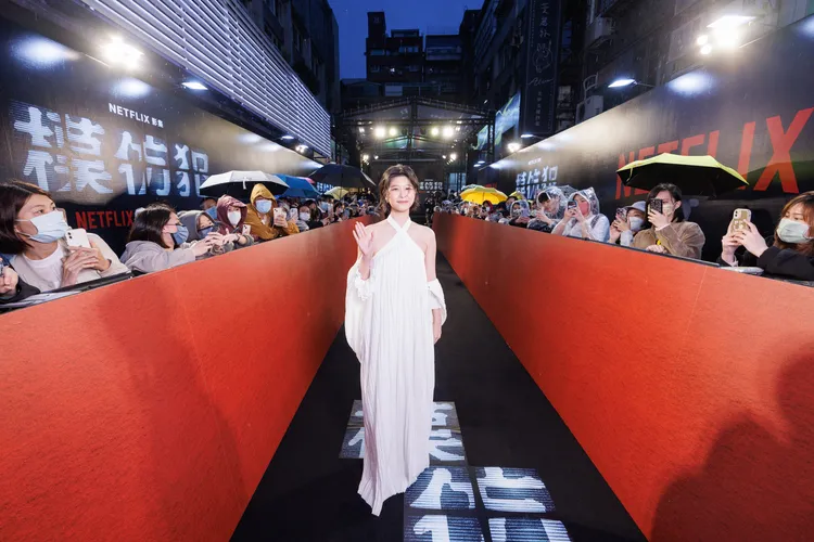 江宜蓉換上一襲白色典雅禮服。Netflix提供