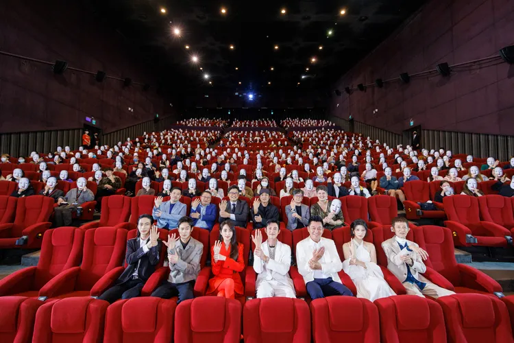 首映會上，觀眾都戴起面具。Netflix提供