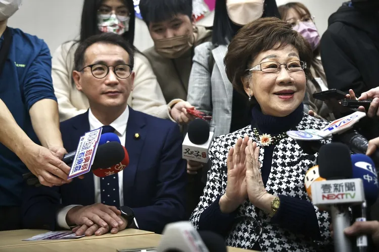 前副總統呂秀蓮（右）14日為宣傳「民間國是會議」前往拜會民進黨立法院黨團。資料照片