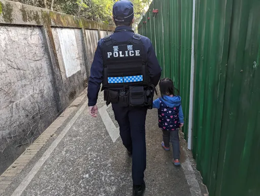桃園3歲女幼童走失　警察叔叔細心呵護尋親助返家