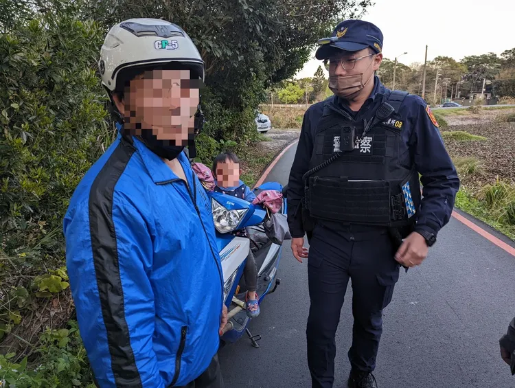 警方協助女童找到家人。龍潭警分局提供