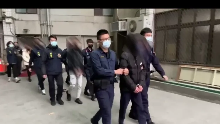 警方將3男1女送辦。樹林警分局提供