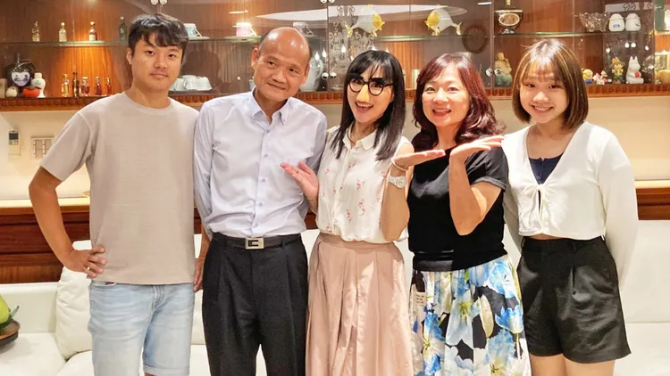 宅女小紅（中）受邀拜訪法官與律師夫妻一家。公視提供