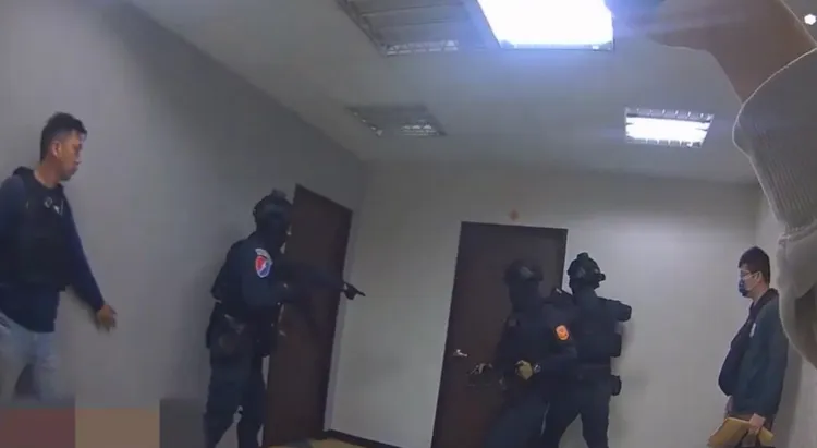 警方前天攻堅萬華分會多處據點。翻攝畫面