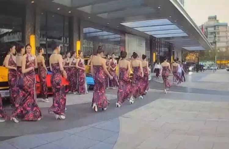 當天170名長腿旗袍辣妹魚貫走入萬豪酒店。翻攝畫面