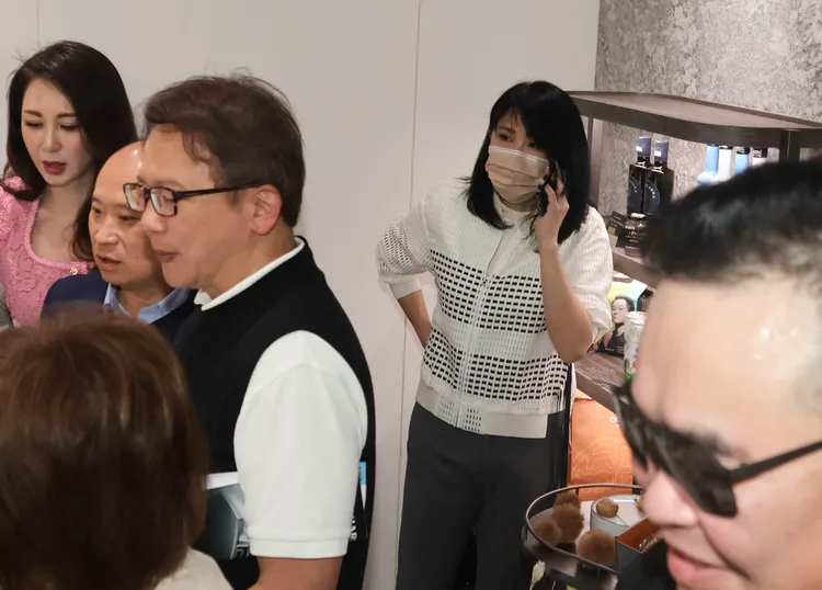 乃嫂也為麵包店現身。彭欣偉攝