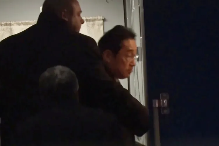 日本首相岸田文雄今日低調前往烏克蘭，圖為他被拍到於波蘭搭上火車。美聯社