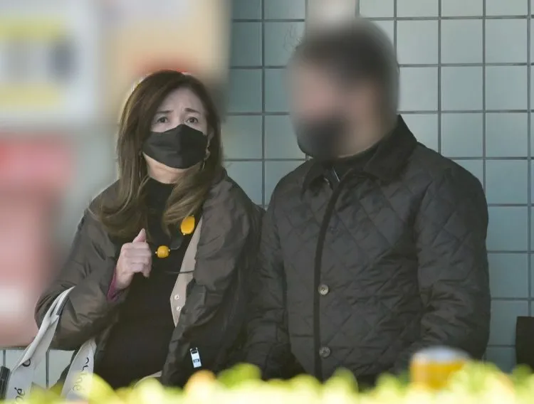 早瀨久美(左)和有家室男子外出約會。翻攝《女性SEVEN》