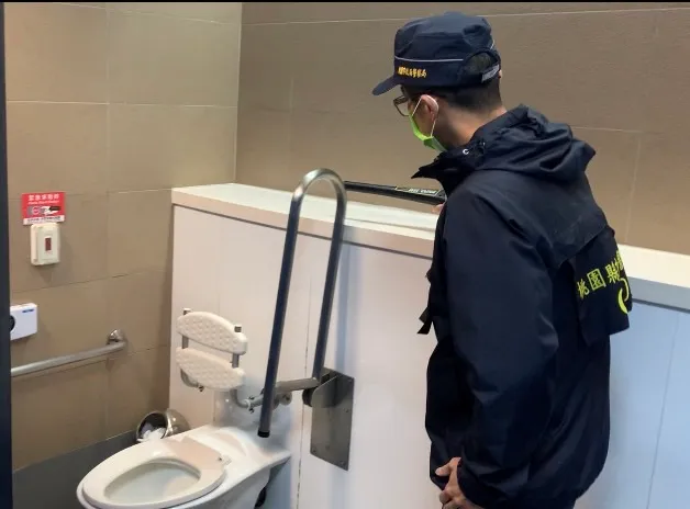警方在廁所內進行探測。桃園市警局提供