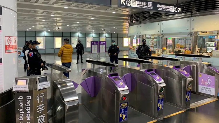 桃園市警方在機捷出入口巡查。桃園市警局提供