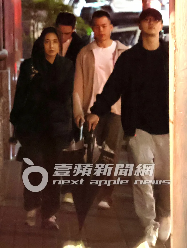 施柏宇（右）和LinLin並肩漫步去取車。特勤中心攝