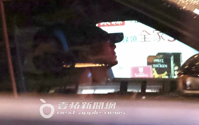 施柏宇（右）開著219萬元起的休旅車，載著LinLin，準備到敦化北路「貓下去」餐酒館續攤。特勤中心攝