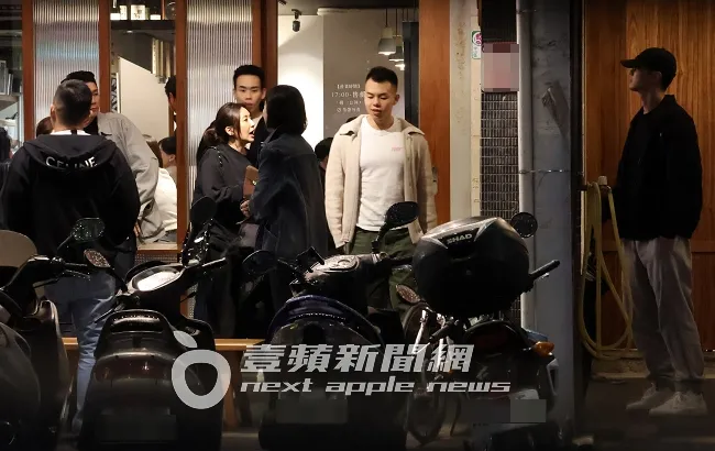 施柏宇（右）戴著眼鏡默默在角落等待，LinLin隔空和他交流。特勤中心攝