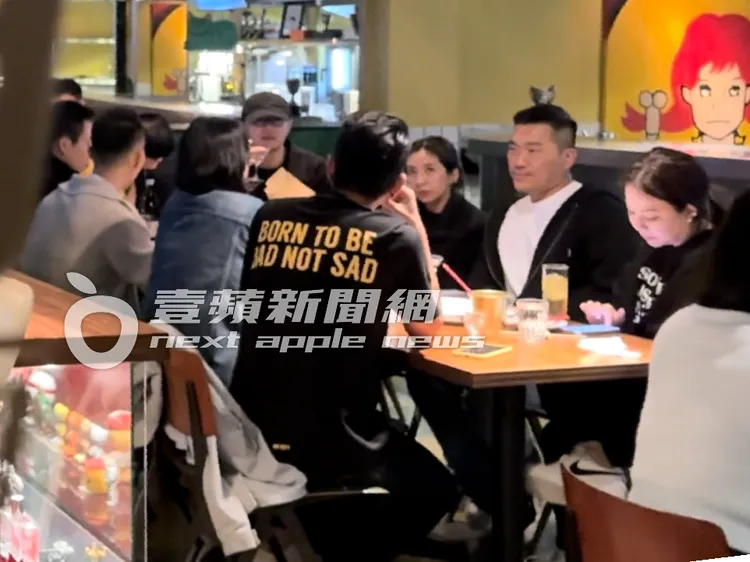 楊秀蓉（右）與友人一起當煙霧彈，掩護施柏宇和LinLin約會曬恩愛。特勤中心攝