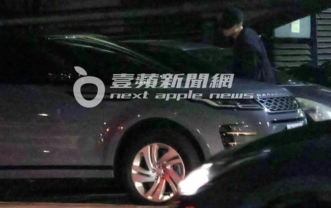 施柏宇（右）與LinLin駕駛219萬元起的休旅車離開。特勤中心攝