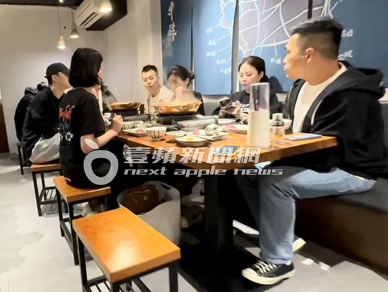 施柏宇（左起）與友人及LinLin、楊秀蓉，大啖溫體牛肉湯鍋。特勤中心攝