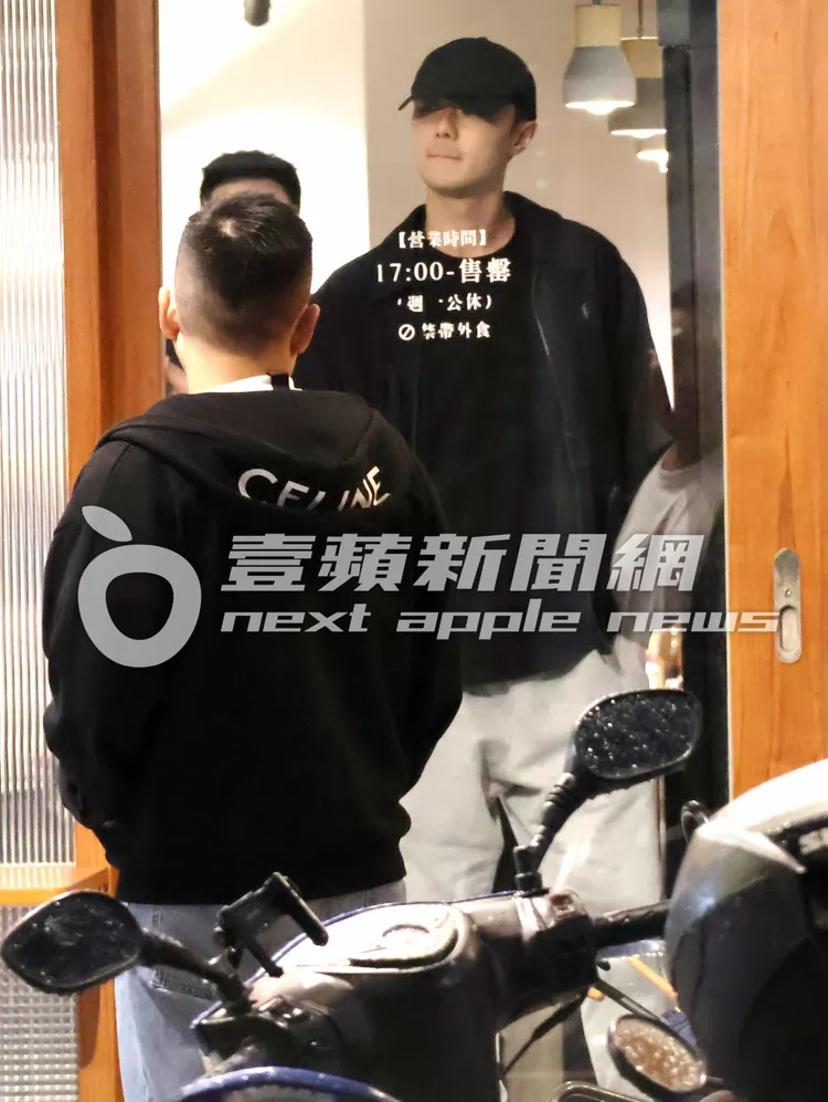 演員施柏宇（右）率先步出溫體牛餐廳，刻意和LinLin保持距離。特勤中心攝