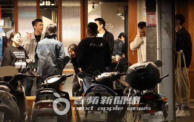 餐畢，楊秀蓉（左）和LinLin笑開懷，邊討論續攤地點。特勤中心攝