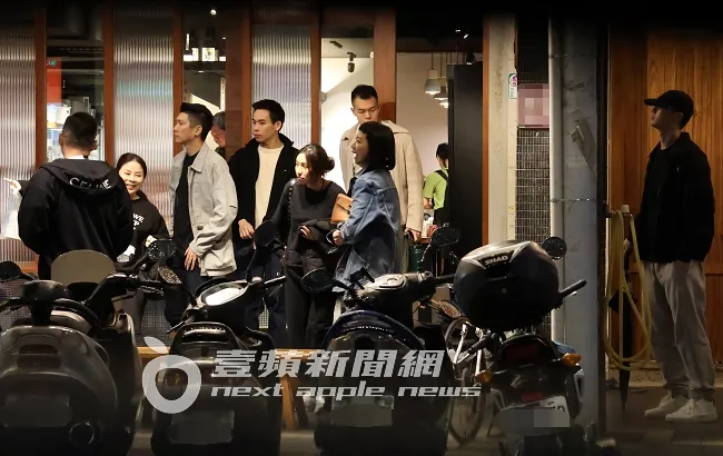 戴上眼鏡的施柏宇（右）拿著雨傘，刻意站在角落，LinLin在餐廳外，不停四處張望找尋他身影。特勤中心攝