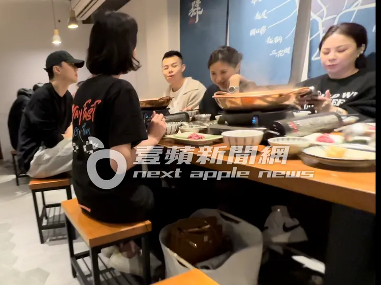 演員施柏宇（左起）和友人及LinLin、楊秀蓉一起吃溫體牛肉鍋，眼神不時停留在LinLin身上。特勤中心攝