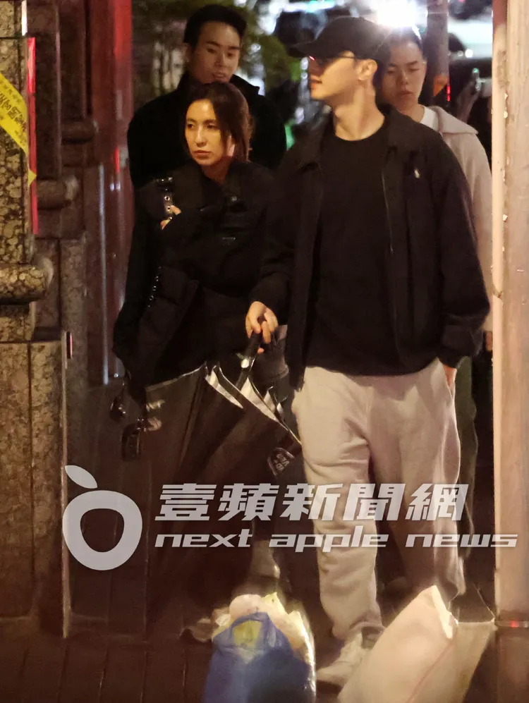 施柏宇（右）跟LinLin一起走路去停車場取車。特勤中心攝