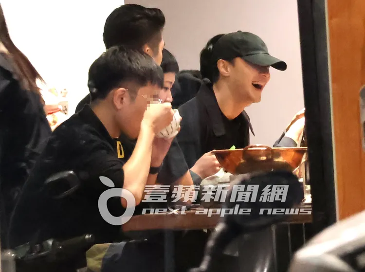 《想見你》男主角施柏宇（右）和坐在對面的LinLin，嗑鍋話家常笑開懷。特勤中心攝