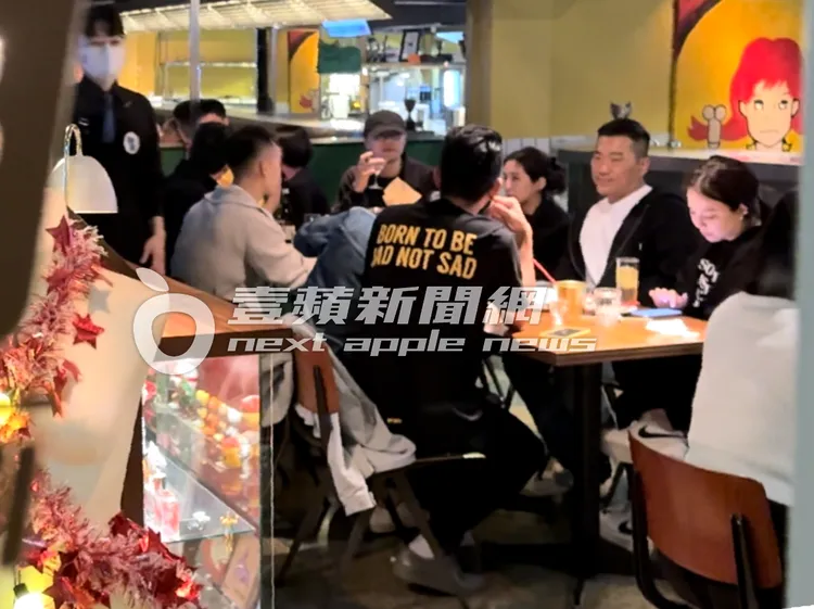 施柏宇（中）高舉飲料杯與LinLin坐在一起，和楊秀蓉及朋友續攤。特勤中心攝