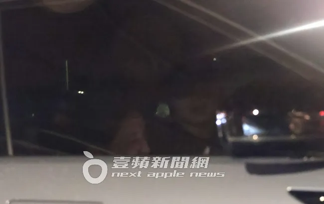 施柏宇（右）坐在駕駛座開車，不時頭轉向副駕的LinLin，對她十分關心。特勤中心攝