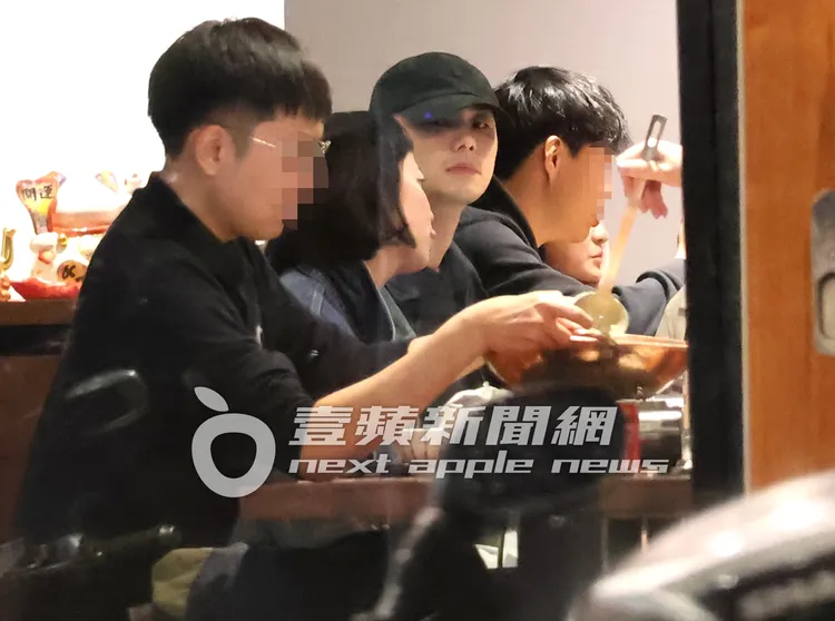 施柏宇（中）壓低鴨舌帽，低調偷渡大10歲圈外女友LinLin，跟楊秀蓉及友人嗑鍋約會曬恩愛。特勤中心攝
