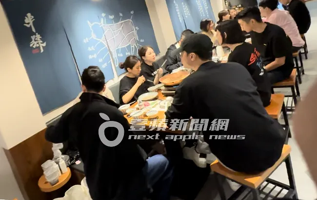 施柏宇（右前二）坐在LinLin對面，她和楊秀蓉是認識8年的閨蜜。特勤中心攝