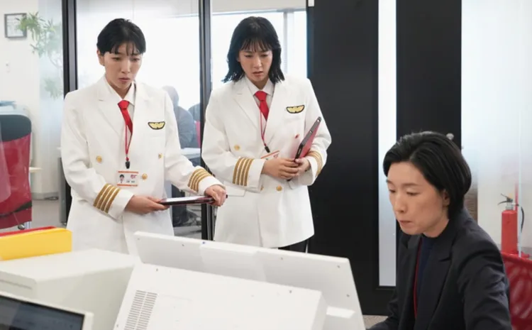 江口德子(右)在《重啟人生》飾演班機排班員，安藤櫻(左)和水川麻美則是機長。翻攝日本電視台
