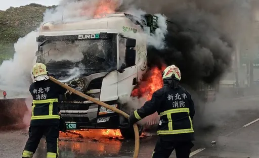 聯結車突爆胎起火　駕駛乘客急逃生！車頭瞬間陷火海成廢鐵
