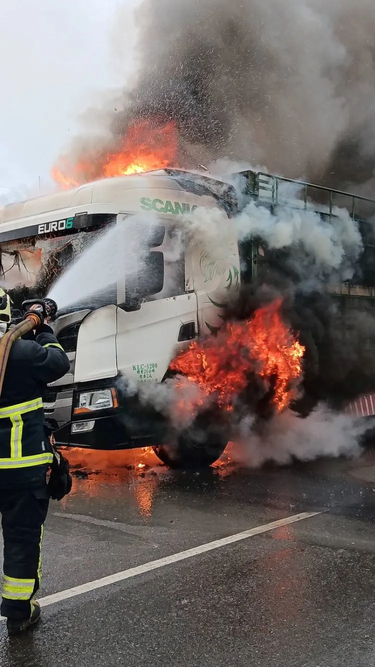 警消奮力灌救。新北市消防局提供