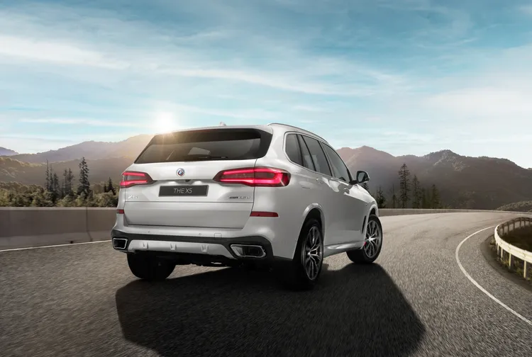 BMW X5 xDrive25d M Sport鉑金版可創造出231匹最大馬力輸出，並標配M跑車化電子懸吊系統與全新xDrive智慧型可變四輪傳動系統。原廠照片