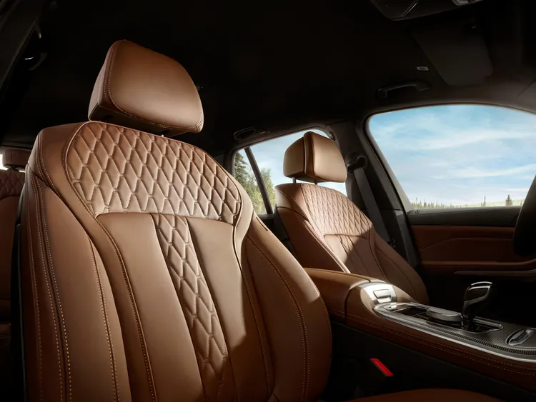 X5 xDrive25d M Sport鉑金版配上Individual Merino真皮內裝，並採融入菱格紋縫線的雙前座舒適型座椅。原廠照片