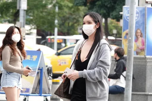 鄭明典示警「顯著空污」！今4區紅色警戒　快進屋別在戶外活動