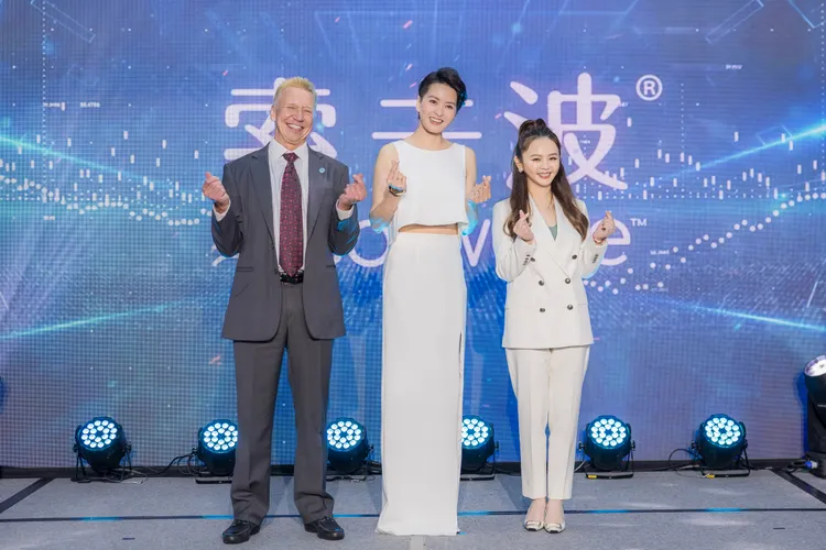 左起: Sofwave Medical: Wolfgang Kramer、美麗大使-梁詠琪、沃醫學執行長- 黃千容。