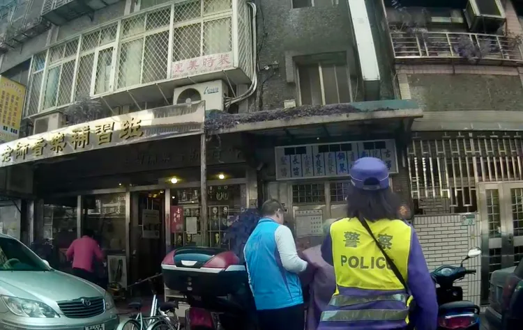 警方帶辛姓老翁回家。翻攝畫面