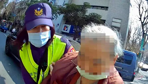 92歲老翁衝國圖想看書 行動不便卡車陣!幸警伸援手安全護送