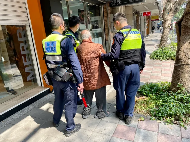 警方護送他過馬路休息。翻攝畫面