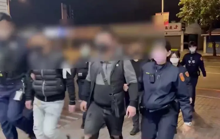 警方將張姓男子為首的幫眾移送。翻攝畫面