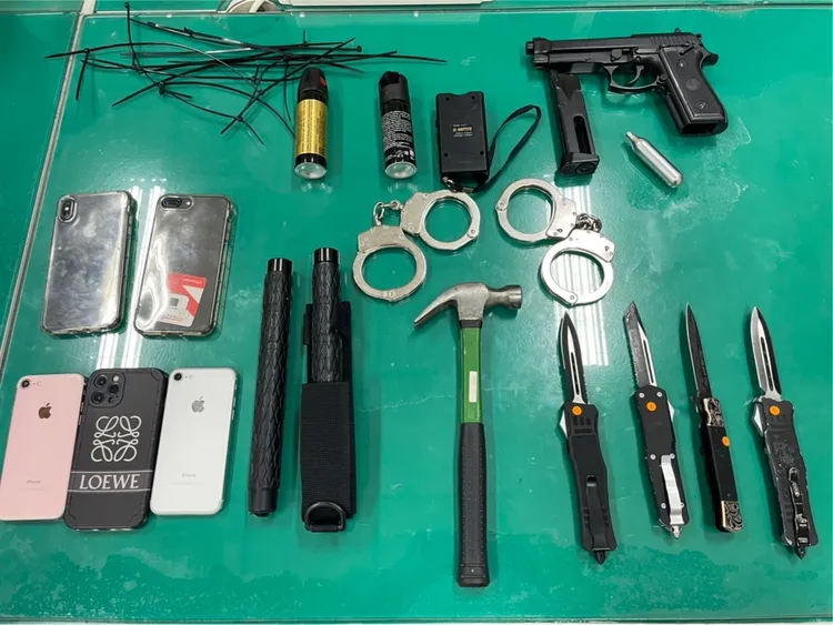 警方扣押玩具手槍、手銬、小刀及電擊棒等犯案工具。翻攝畫面