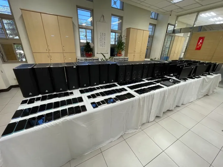 警方查扣電腦19組、智慧型手機169支等詐騙工具。翻攝畫面