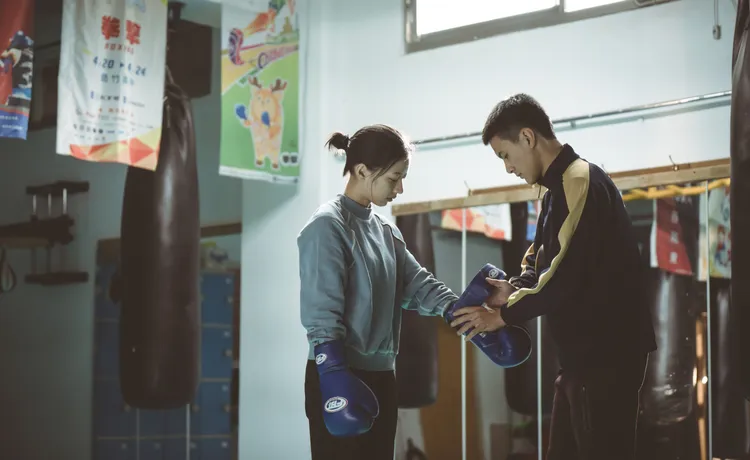 陳妤（左）片中把好友李冠毅當出氣桶。公視台語台提供